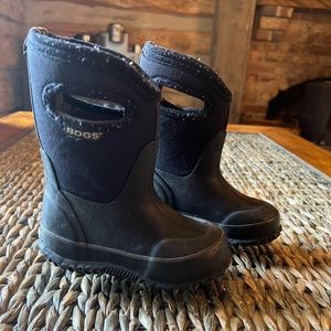Toddler size 7 bogs